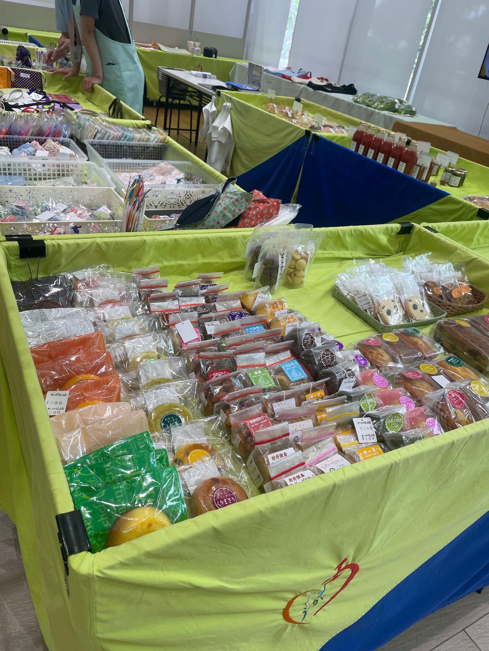 参加事業所の焼き菓子やクッキーが並ぶ販売コーナー