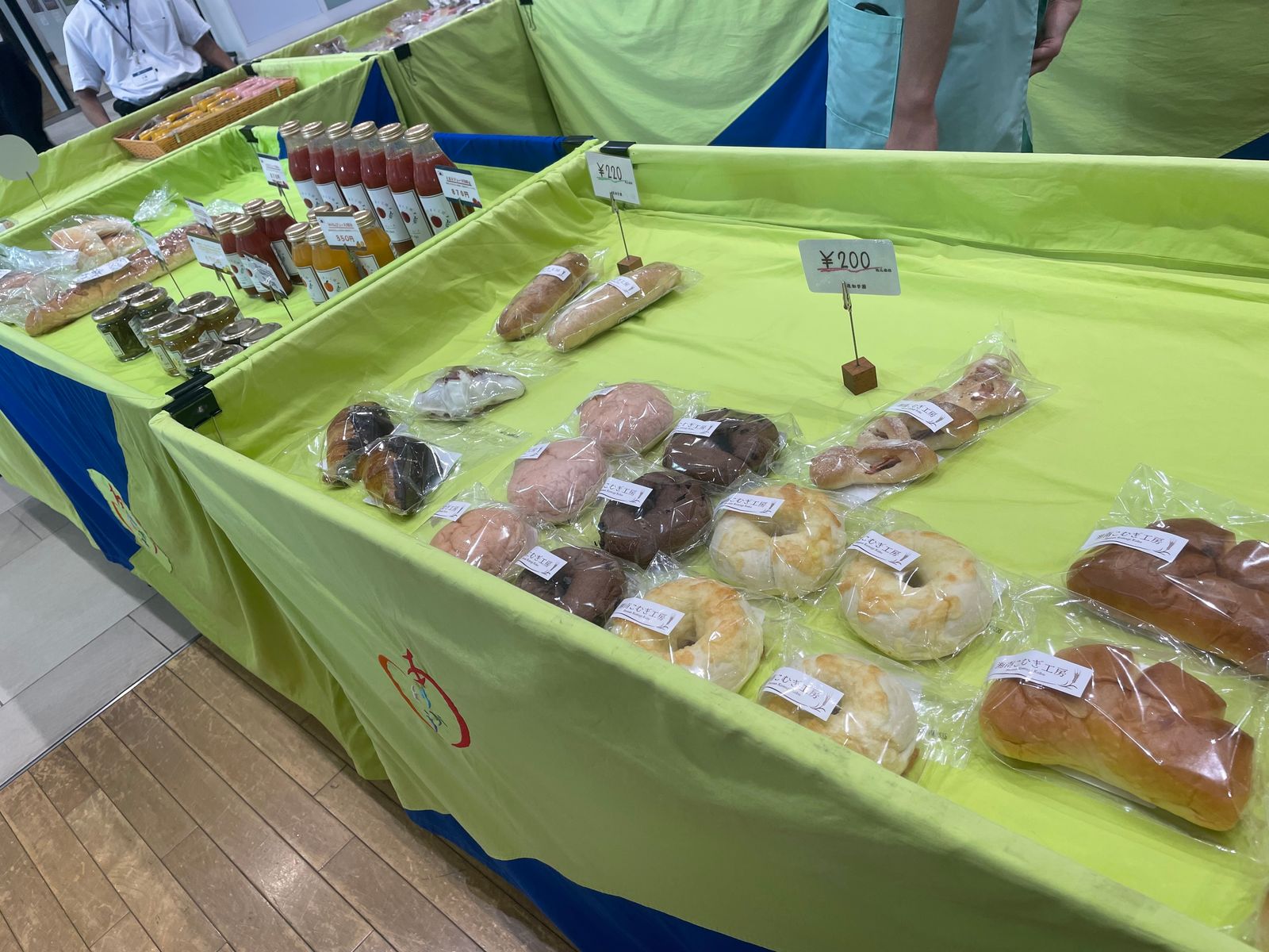 パンやジュース、ジャムなどが並ぶ販売台